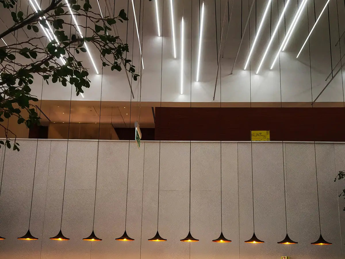 SB LUX nasce da un’idea chiara: rendere accessibile la luce di qualità, quella che davvero trasforma uno spazio, lo valorizza e lo fa vivere meglio.